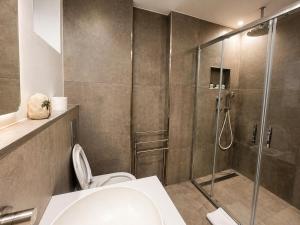 a bathroom with a shower and a toilet at Suite 1 - Les pieds dans le sable de Grand-Case, un bien nouveau et rare dans la toute nouvelle résidence Mogador in Grand Case