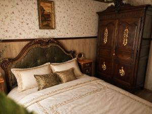 a bedroom with a large bed and a wooden cabinet at Luxury art Apartamenty in Pineda de Mar