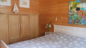 a bedroom with a bed and a painting on the wall at Ferienhaus Milan mit Ruderboot - 300 m vom Fleesensee in Silz