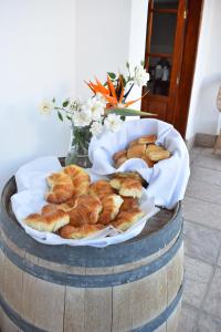 ein Korb mit Brot und Gebäck auf einem Fass in der Unterkunft Mi Valle in Cafayate