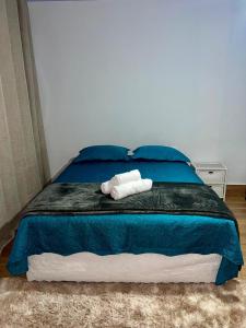 a bed with two towels on top of it at Chácara Orvalho da Chapada in Cavalcante