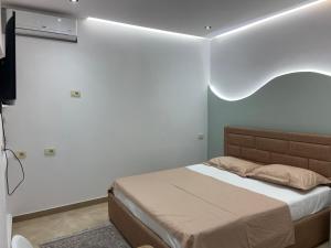a bedroom with a bed in a room at The Two Princesses in Shirokë
