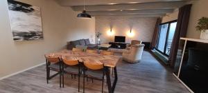 a living room with a table and chairs and a desk at Etappenziel in Rengsdorf