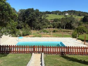 a small swimming pool behind a wooden fence at Chacara el Angel in Socorro