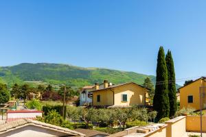 a view of a village with mountains in the background at Residenza Subasio Assisi in Rivotorto