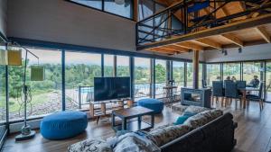 a living room with a couch and a television at Colores de Yacanto in Villa Yacanto