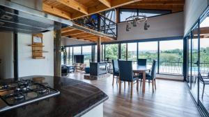 a kitchen and dining room with a table and chairs at Colores de Yacanto in Villa Yacanto