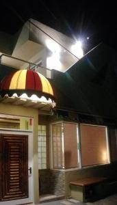 Budova, kde se kapslový hotel nachází