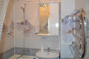 een badkamer met een douche, een toilet en een wastafel bij Apartamenty na NIzhney Dubrove 19 in Vladimir