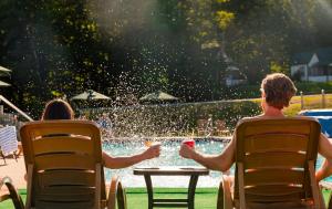 two people sitting at a table in front of a fountain at Indian Head Resort in Lincoln