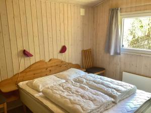 ein Schlafzimmer mit einem Bett in einem Zimmer mit Fenster in der Unterkunft 6 person holiday home in Nørre Nebel-By Traum in Nørre Nebel