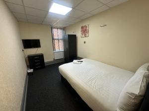 a hotel room with a bed and a television at Park hotel in Bradford