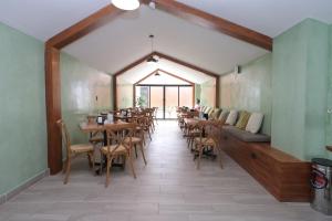 a dining room with wooden tables and chairs at Hotel Soberanis in Cancún