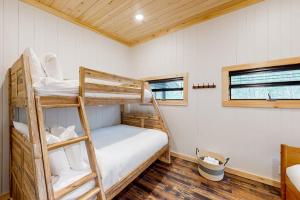 a bedroom with two bunk beds in a cabin at River House in North Creek
