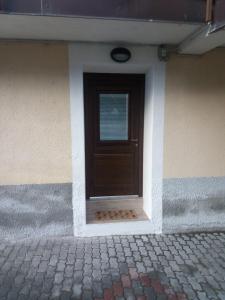 een deur aan de zijkant van een gebouw bij Camera Fenis in Fenis