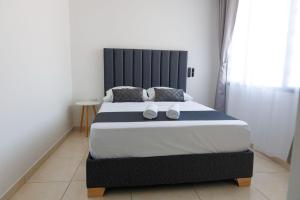 a bedroom with a large bed with two towels on it at Apartamento 201 - a 5 minutos del centro de Pitalito in Pitalito