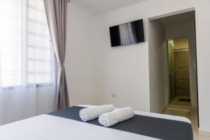 a bedroom with a bed with two towels on it at Apartamento 201 - a 5 minutos del centro de Pitalito in Pitalito +27 photos
