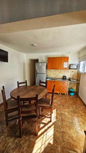 a kitchen with a table and chairs in a room at Hospedaje SUEÑO URBANO in Córdoba