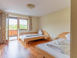 a hotel room with two beds and a window at Haus am Bad in Bad Häring