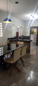 a dining room with a table and chairs at Casa Flórida in Uberaba