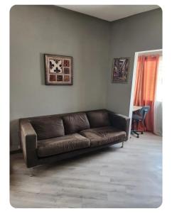 a brown leather couch sitting in a living room at apartamento terracota in Tegucigalpa