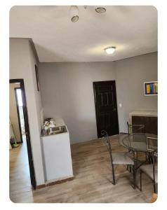 a kitchen and dining room with a table and a table and chairs at apartamento terracota in Tegucigalpa