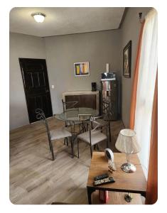 a living room with a table and chairs and a dining room at apartamento terracota in Tegucigalpa