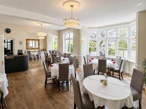 Restaurant o un lloc per menjar a Tree Hotel at Iffley