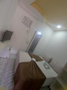 a room with a bed in a white room at Mini suíte Atitude no coração de Maragogi in Maragogi