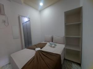 a small bedroom with a bed and a closet at Mini suíte Atitude no coração de Maragogi in Maragogi