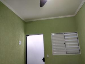 a green room with a window and a ceiling at Pousada sushi-lazer in Casa Branca +1 photo