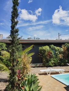 a house with a garden and a swimming pool at Pousada sushi-lazer in Casa Branca