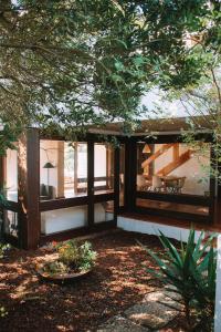 a house with a view of the living room at Casa com 4 quartos e Jardim Espaçoso - Santa Sofia in Moledo