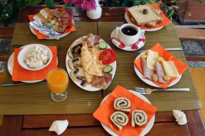 אפשרויות ארוחת הבוקר המוצעות לאורחים ב-Villa Dolphins