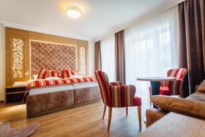 A bed or beds in a room at Wellnesshotel Aumühle Még 32 kép