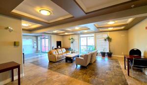 a large living room with couches and a table at Cold Moon Inn in Nanaimo