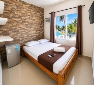 a bedroom with a large bed with a window at Hotel Playarena in Coveñas