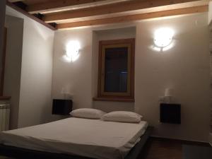 スピアッツォにあるResidenza IMM.Rのベッドルーム1室(枕2つ付)