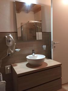 スピアッツォにあるResidenza IMM.Rのバスルーム(洗面台、鏡付)