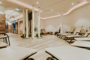 A seating area at Wellnesshotel Aumühle