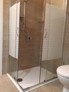 スピアッツォにあるResidenza IMM.Rのバスルーム(ガラスドア付きのシャワー付)