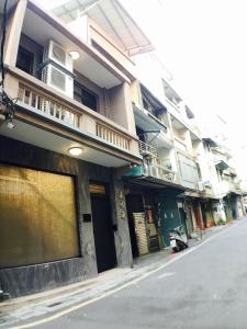 a row of buildings on the side of a street at Tamshui Homestay in Tamsui