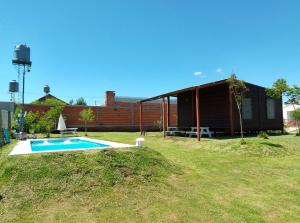 a house with a swimming pool in a yard at Rincón Entrerriano in Concepción del Uruguay