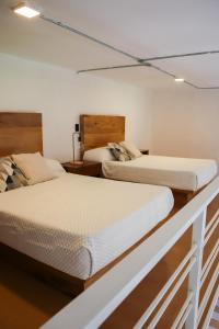 two beds in a room with two bedsvisor at Calle y Número, San Felipe in Guadalajara