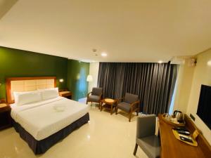 a hotel room with a bed and a desk and chairs at Hotel Herencia 625 in Locsin