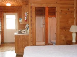 Postel nebo postele na pokoji v ubytování Bay Landing Camping Resort Deluxe Cabin 29 + 8 fotografií