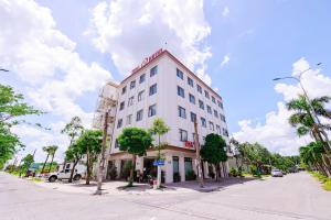 a white building on the side of a street at Tina 5 hotel cần thơ in Ấp Phú Thạnh (4)