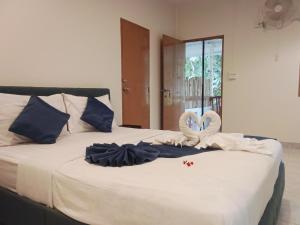 a bed with two swans in the shape of hearts at Little house in Koh Samui