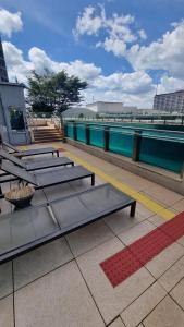 a group of benches sitting on a building at Ap Tryp by Wyndham Nações in Brasília