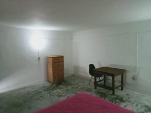 a bedroom with a desk and a table and a chair at Habitación cerca del centro de Tlaxcala in Ocotlán